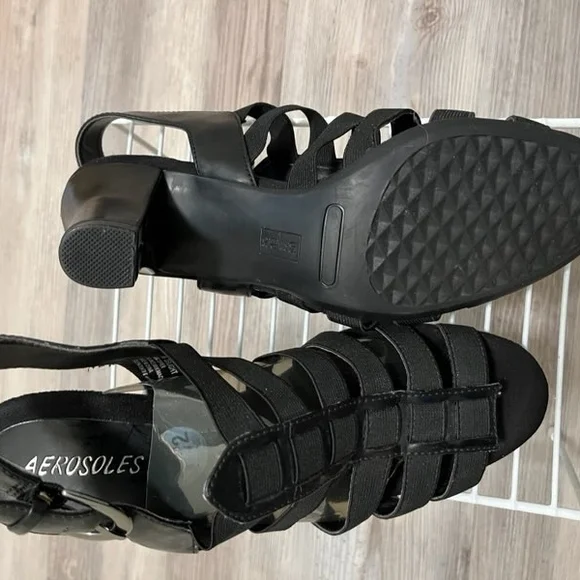 AEROSOLES Black Strappy Strechy Sandals With Chunk Heal - Picture 7 of 7